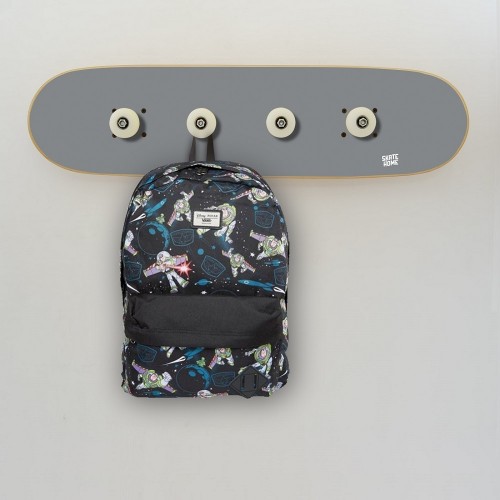 Original Wandgarderobe für einen Skateboarder Original Wandgarderobe für einen Skateboarder