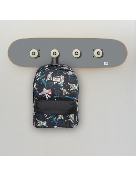Original Wandgarderobe für einen Skateboarder Original Wandgarderobe für einen Skateboarder