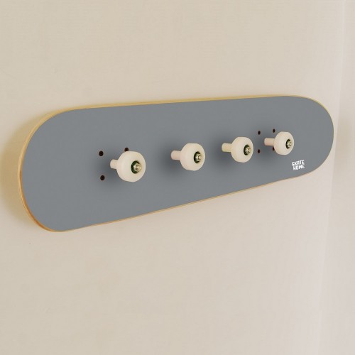 Original Wandgarderobe für einen Skateboarder Original Wandgarderobe für einen Skateboarder
