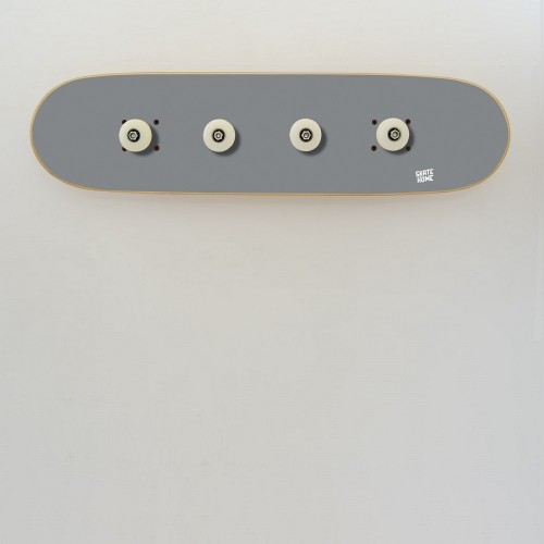 Original Wandgarderobe für einen Skateboarder Original Wandgarderobe für einen Skateboarder