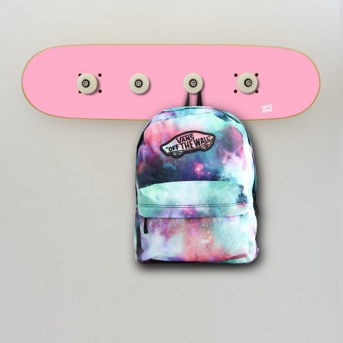 Porte-manteau allongé fait avec skateboard deck et les roues Porte-manteau allongé fait avec skateboard deck et les roues