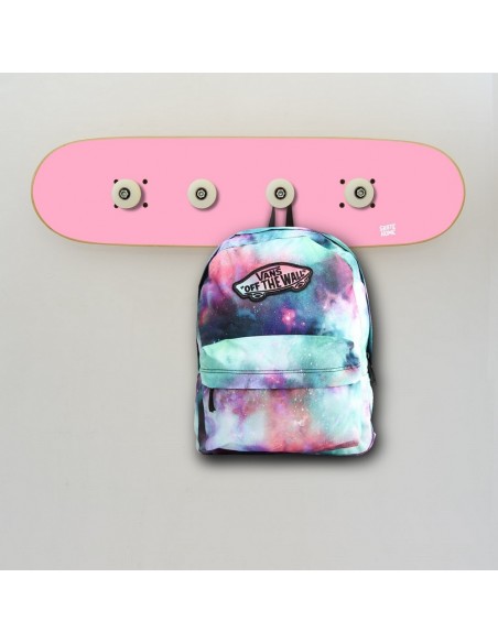 Verlängerte Garderobe mit Skateboard-Deck und Rädern Verlängerte Garderobe mit Skateboard-Deck und Rädern
