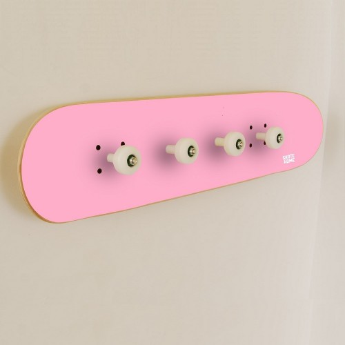Porte-manteau allongé fait avec skateboard deck et les roues Porte-manteau allongé fait avec skateboard deck et les roues