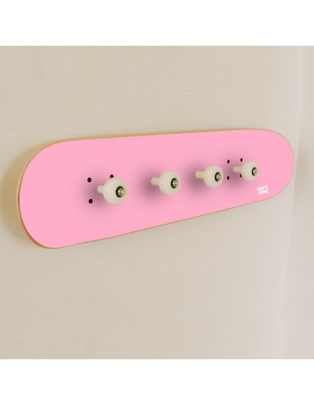 Verlängerte Garderobe mit Skateboard-Deck und Rädern Verlängerte Garderobe mit Skateboard-Deck und Rädern