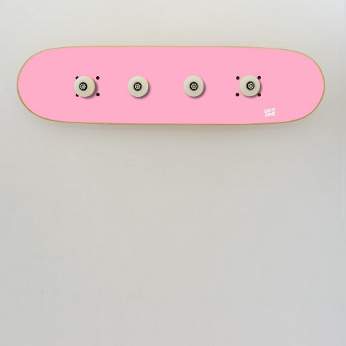 Porte-manteau allongé fait avec skateboard deck et les roues Porte-manteau allongé fait avec skateboard deck et les roues