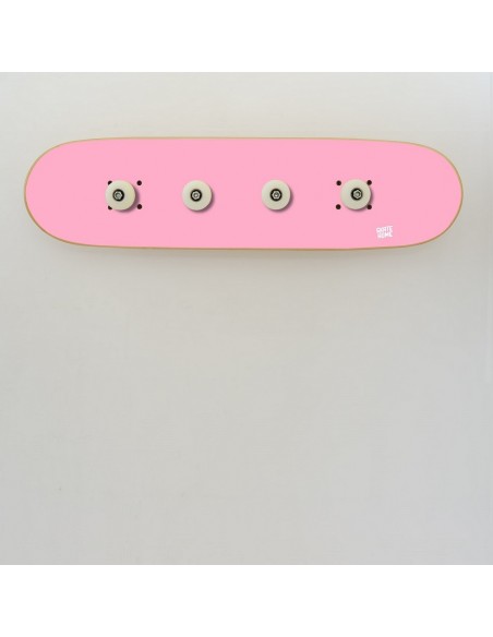 Verlängerte Garderobe mit Skateboard-Deck und Rädern Verlängerte Garderobe mit Skateboard-Deck und Rädern