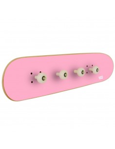 Verlängerte Garderobe mit Skateboard-Deck und Rädern