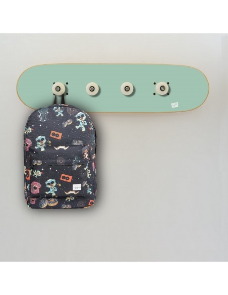 Garderobe für Jugendzimmer mit Skateboard Garderobe für Jugendzimmer mit Skateboard
