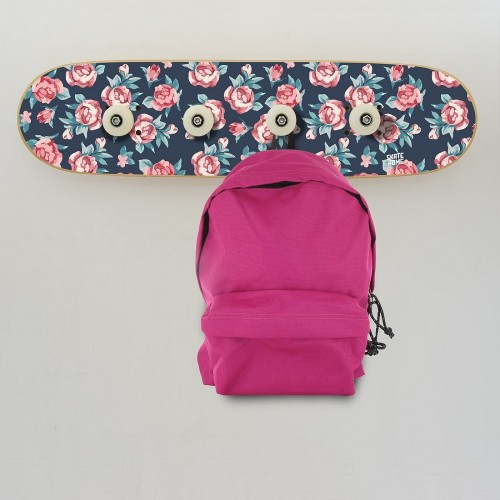 Garderobe mit kleinen Rosen zur Dekoration mit Skate Garderobe mit kleinen Rosen zur Dekoration mit Skate