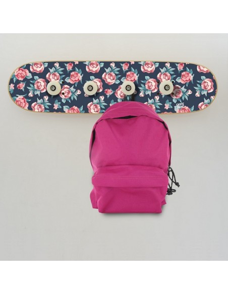 Garderobe mit kleinen Rosen zur Dekoration mit Skate Garderobe mit kleinen Rosen zur Dekoration mit Skate