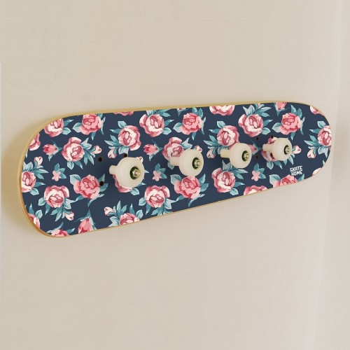 Garderobe mit kleinen Rosen zur Dekoration mit Skate Garderobe mit kleinen Rosen zur Dekoration mit Skate