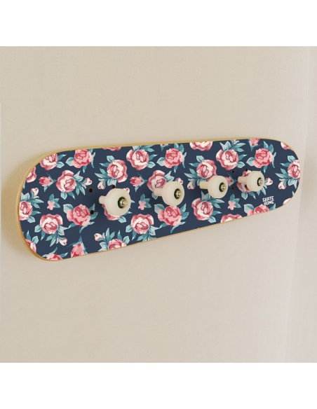 Garderobe mit kleinen Rosen zur Dekoration mit Skate Garderobe mit kleinen Rosen zur Dekoration mit Skate