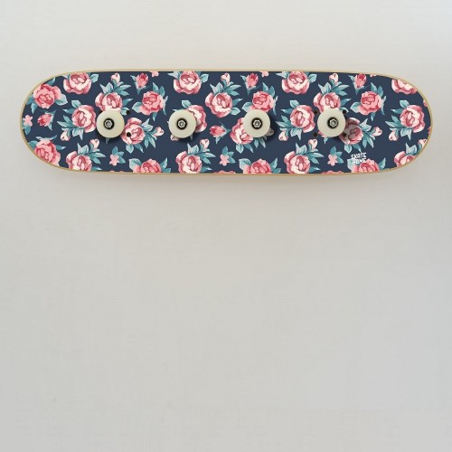 Garderobe mit kleinen Rosen zur Dekoration mit Skate Garderobe mit kleinen Rosen zur Dekoration mit Skate
