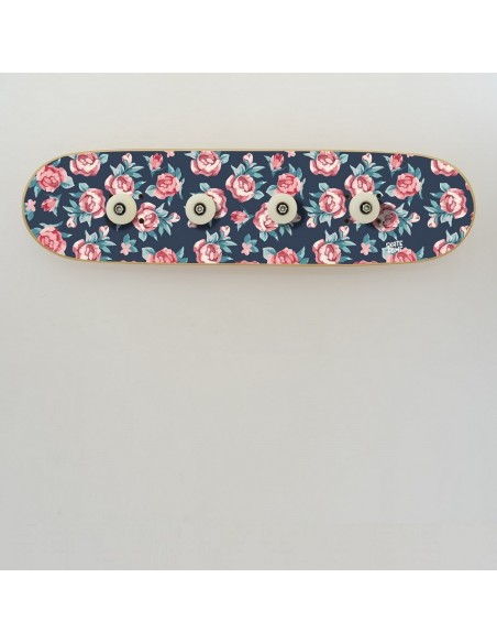 Garderobe mit kleinen Rosen zur Dekoration mit Skate Garderobe mit kleinen Rosen zur Dekoration mit Skate