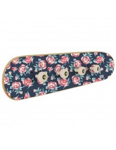 Garderobe mit kleinen Rosen zur Dekoration mit Skate