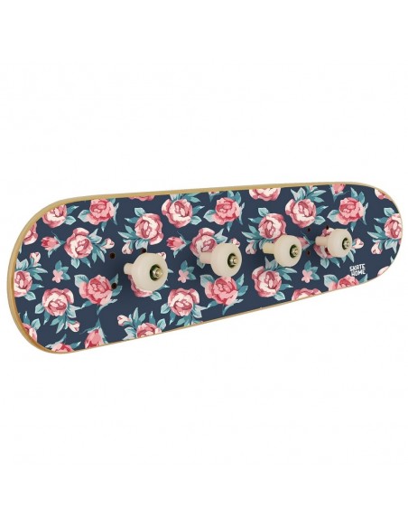 Garderobe mit kleinen Rosen zur Dekoration mit Skate Garderobe mit kleinen Rosen zur Dekoration mit Skate