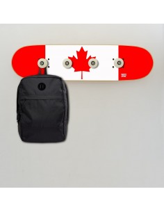 Drapeau du Canada sur un porte-manteau mural pour la décoration d'une salle de skate 2