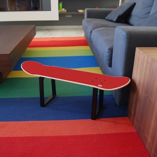 Hocker oder Beistelltisch für die Dekoration des Skateboarderhauses Hocker oder Beistelltisch für die Dekoration des Skateboarderhauses