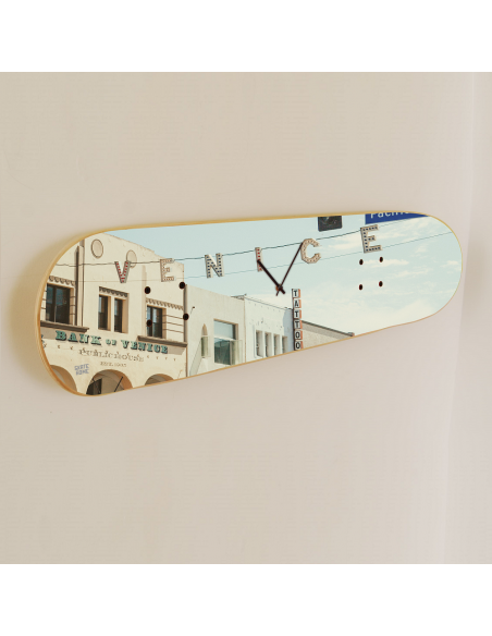 El reloj skate con ilustración del famoso cartel de Venice Beach. El reloj skate con ilustración del famoso cartel de Venice Beach.