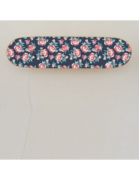 Skate Lampe aus kleinen Rosen für das Geschenk eines Skatermädchens Skate Lampe aus kleinen Rosen für das Geschenk eines Skatermädchens