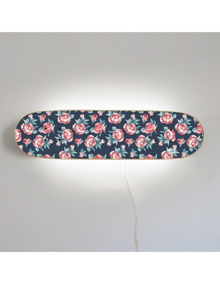 Skate Lampe aus kleinen Rosen für das Geschenk eines Skatermädchens Skate Lampe aus kleinen Rosen für das Geschenk eines Skatermädchens